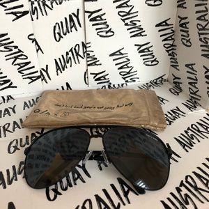 Quay Vivienne Sunglasses Black/Smoke